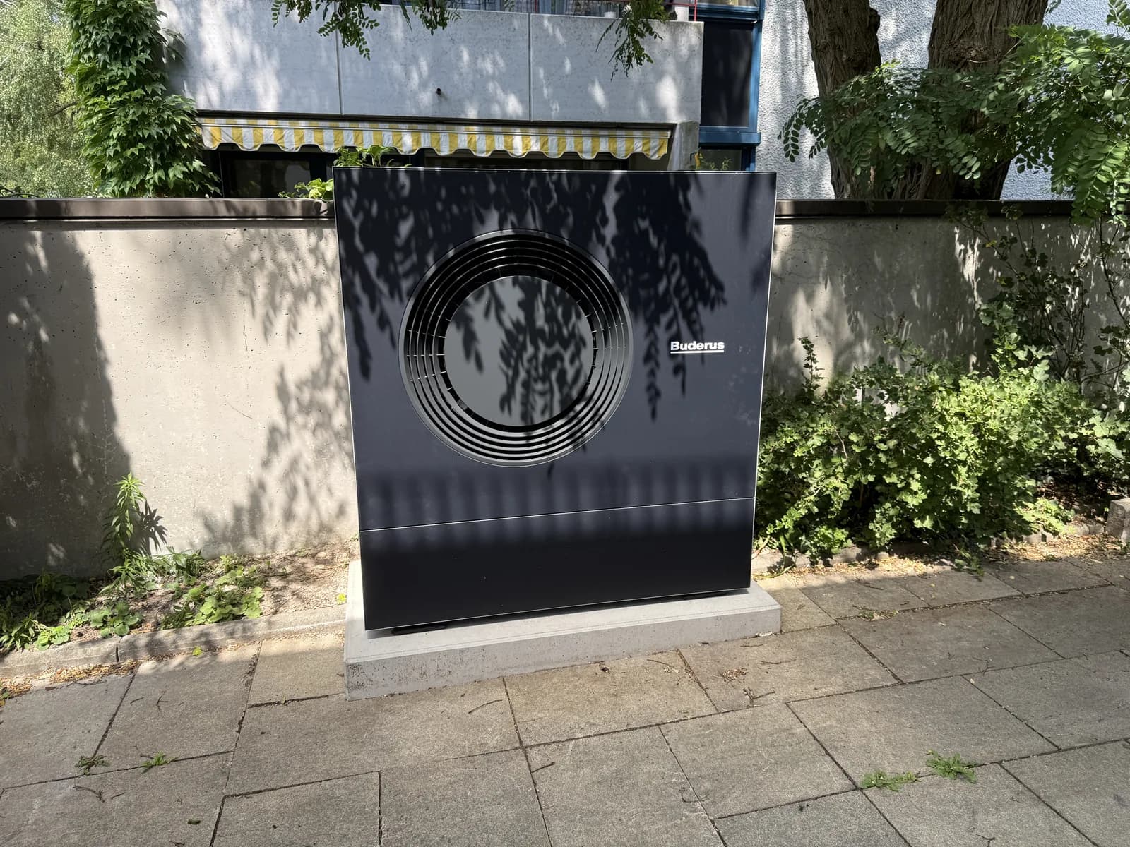 Außengerät einer Wärmepumpe an einem Wohngebäude