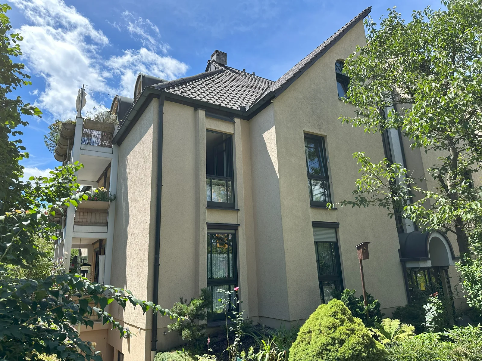 Wohngebäude mit verputzter Fassade, Fenstern und geneigtem Dach